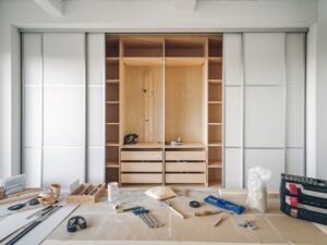 Proces renowacji starej szafy przesuwnej z zastosowaniem nowoczesnych materiałów